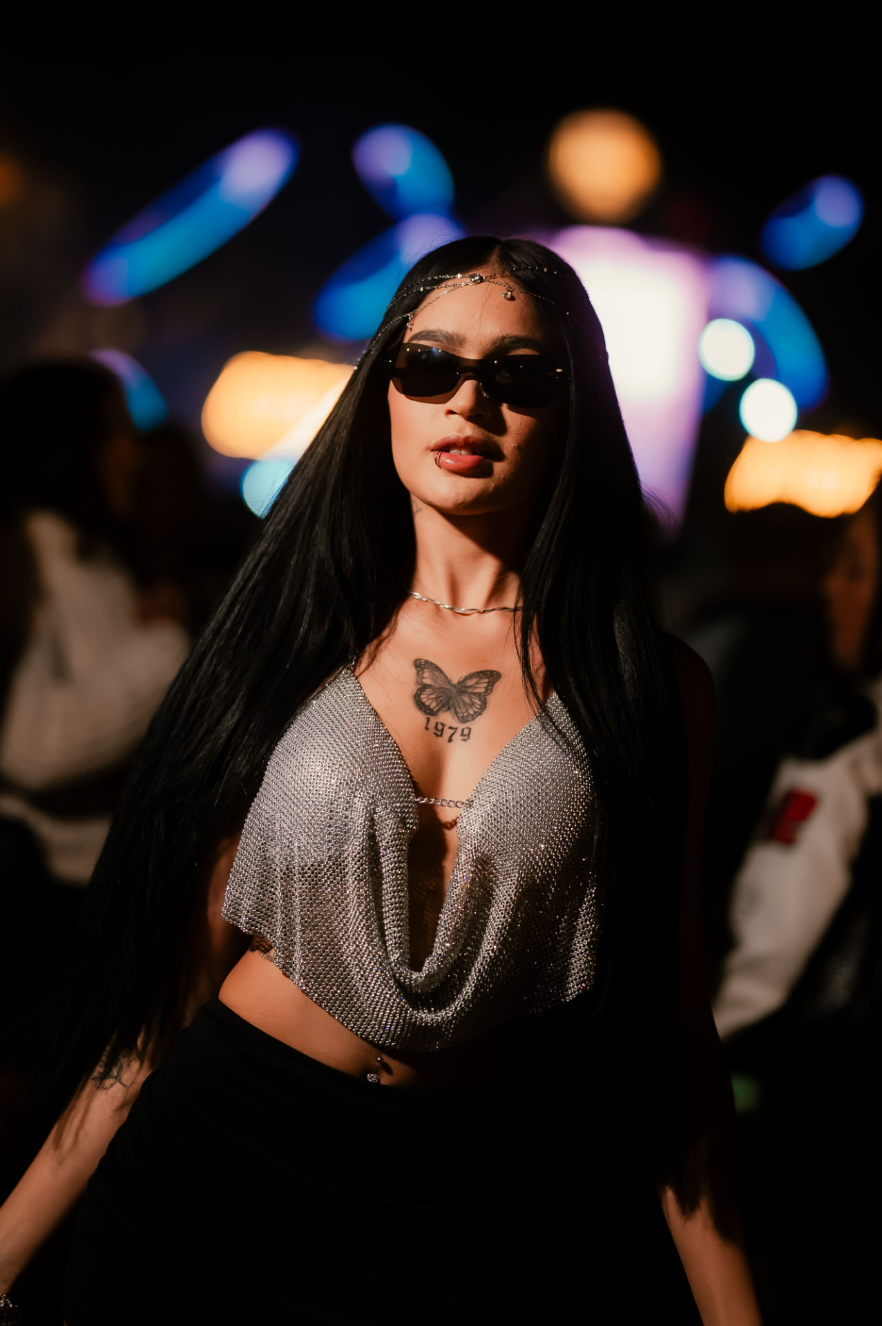 Convidada com look brilhante nas luzes da festa Templo