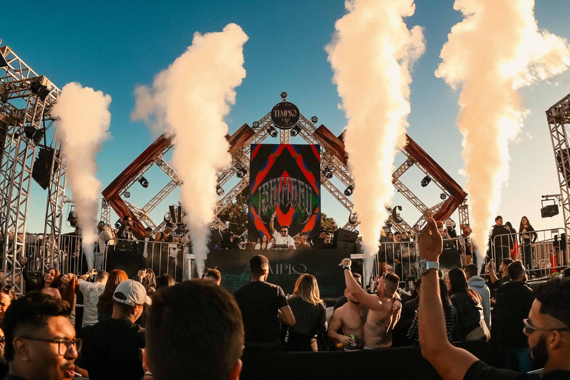 Palco principal do Templo com canhões de CO2 ao ar livre
