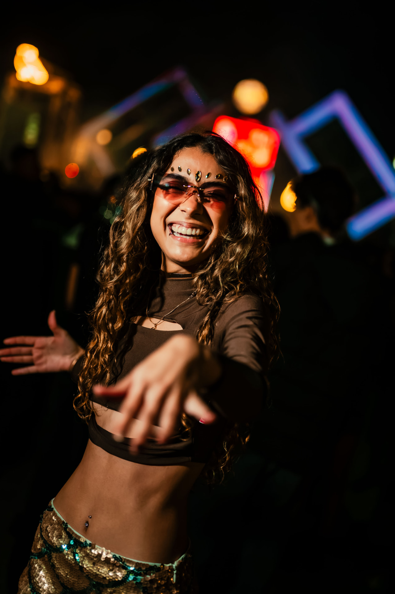 Público sorrindo e dançando na última edição do Templo